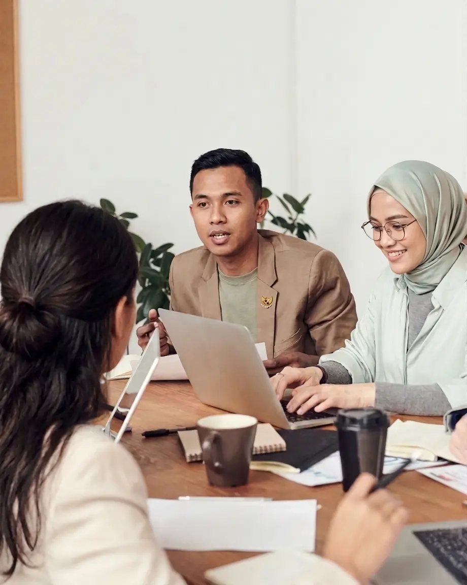 Konsultan Actabi mendampingi klien dalam diskusi strategi keuangan